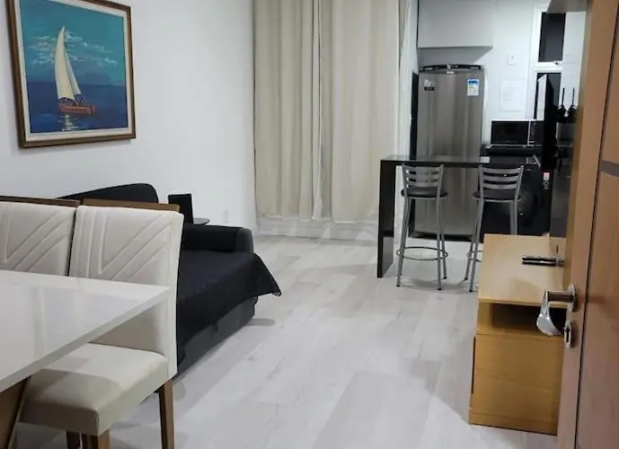 Flat Recem-Reformado E Bem Localizado