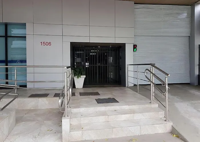 Flat Recem-Reformado E Bem Localizado